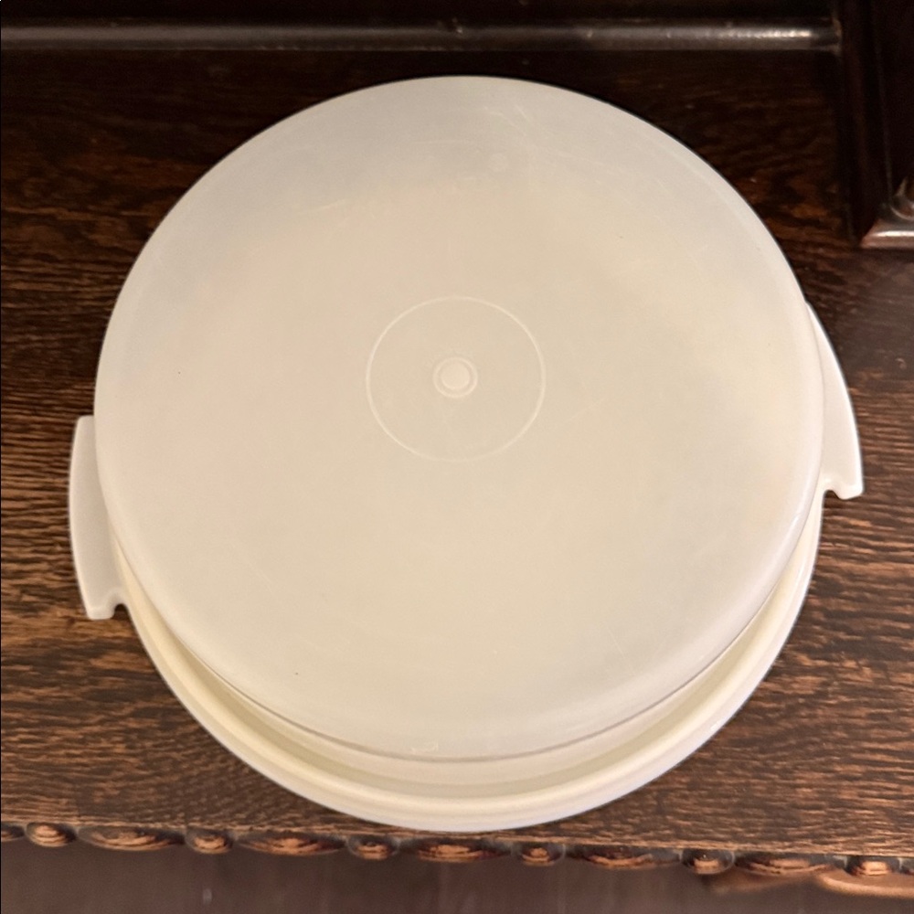 Tupperware Cream and White Cake Plate Storage - Picture 4 of 5